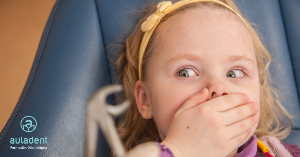 Niña con miedo al dentista